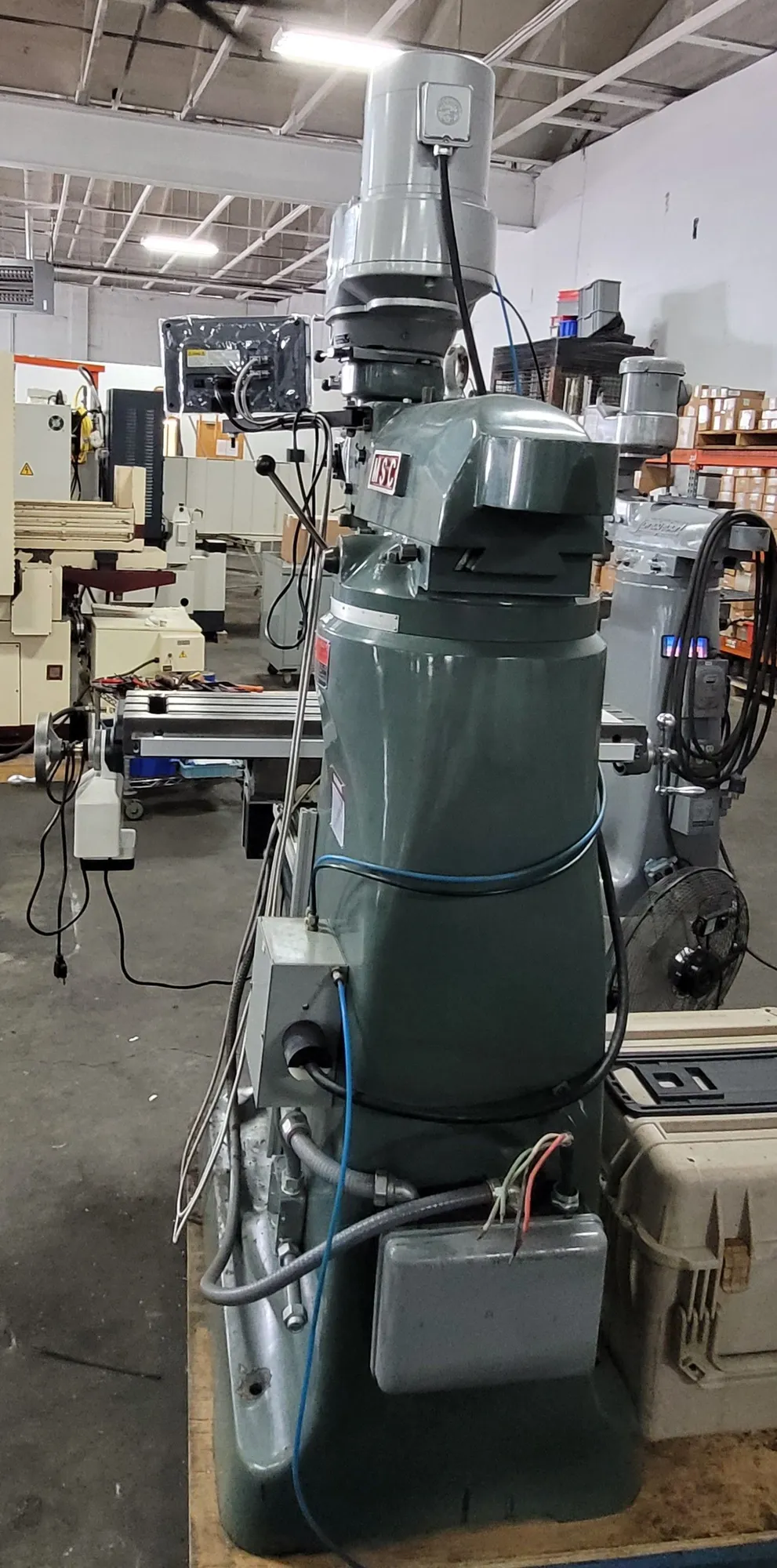 MSC 951710 VERTICAL KNEE MILL 9X42, 2HP, DRO, POWER FEEDS, 4800 RPM, 30X13X16 TRAVEL - VERTICAL MILLING MACHINES